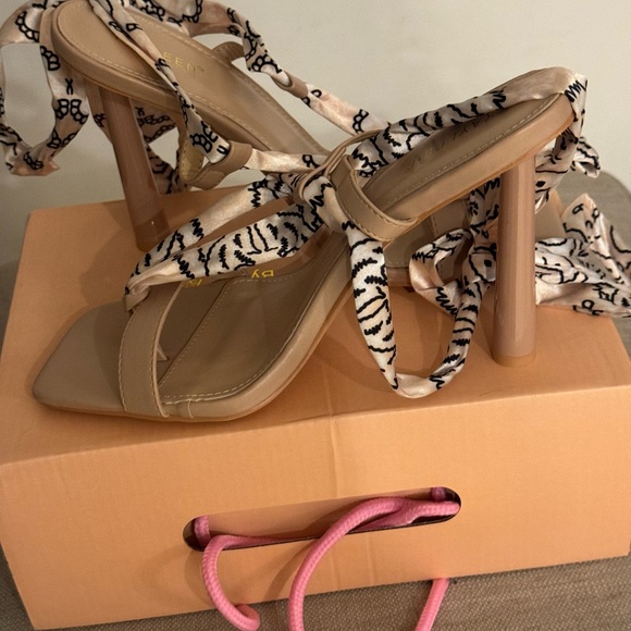 NIB Strappy FABBIA Heel. Size 8 - Picture 13 of 15